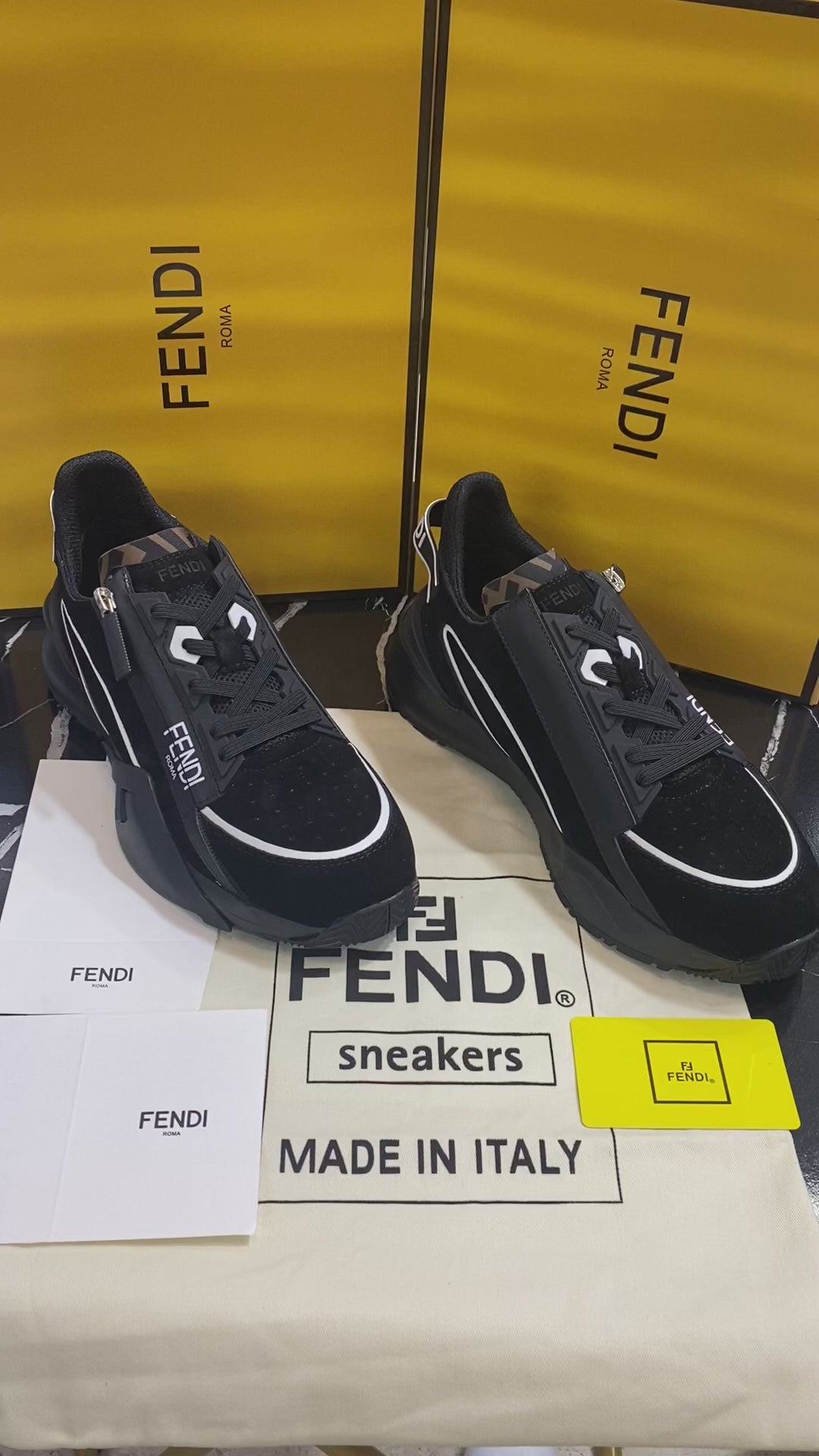 Fendi Tenis color negros Caballero