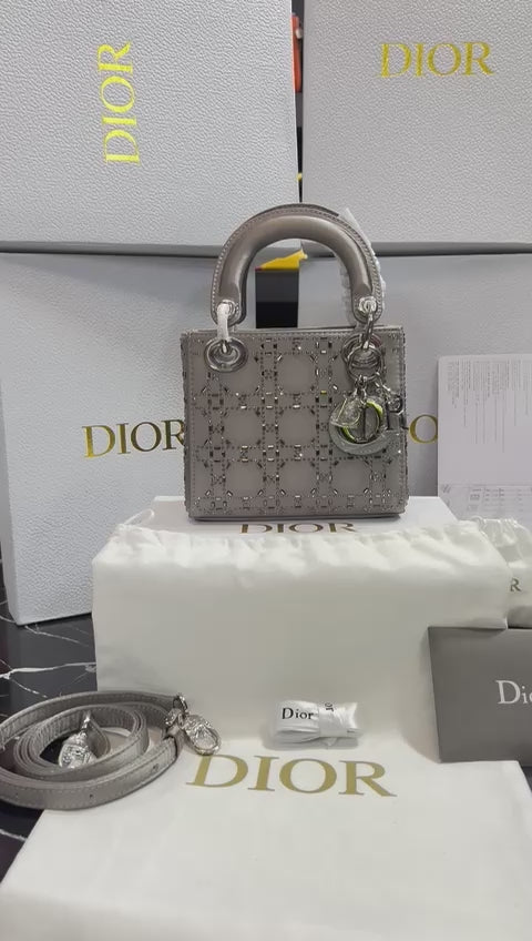 Christian Dior Plateada con Cristales Tela