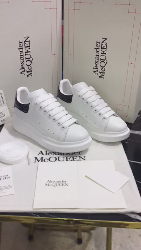 Tenis Alexander Mc Queen blancos con talon negro